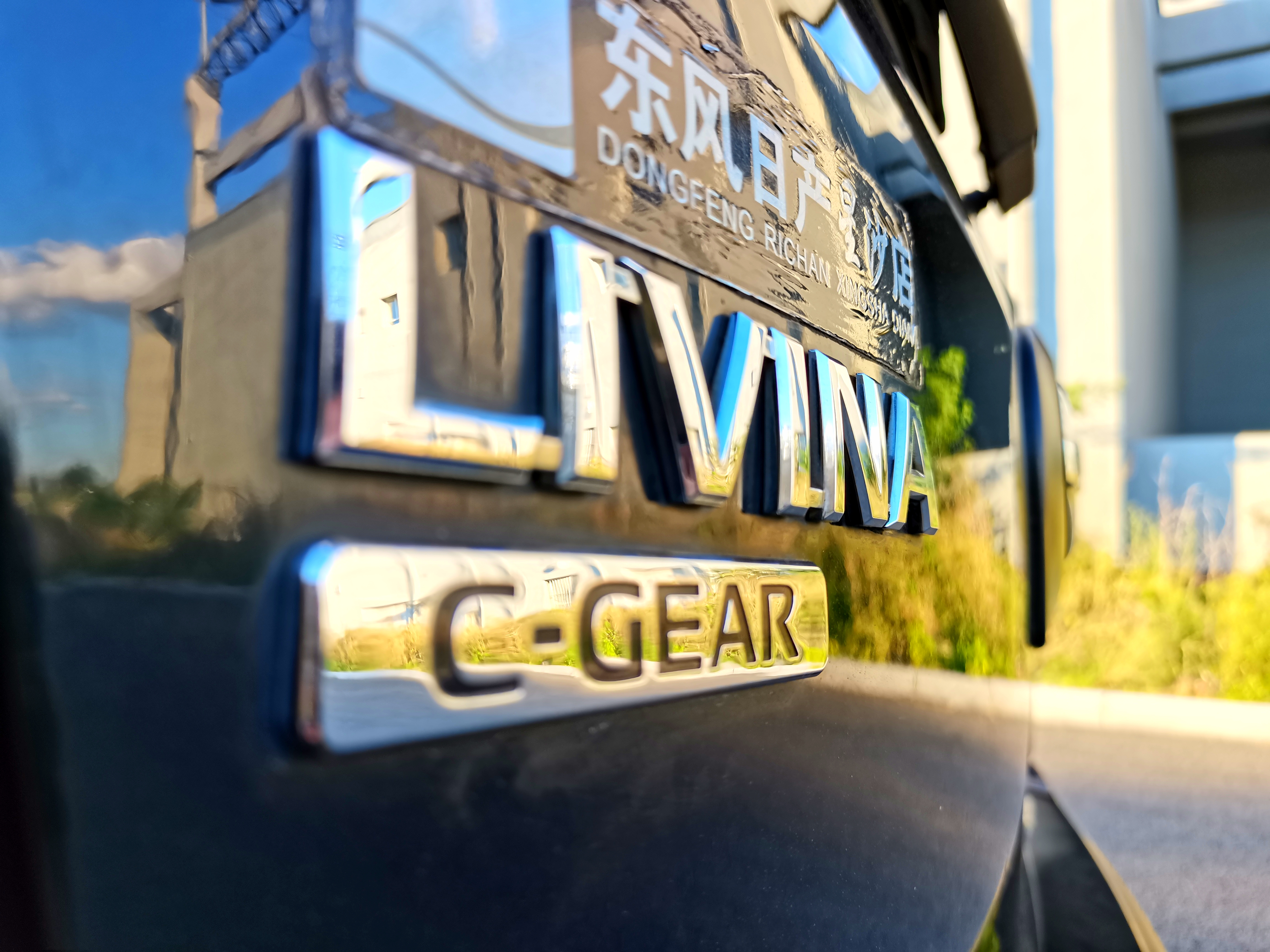 日产小面包车,实用家庭代步车日产骊威