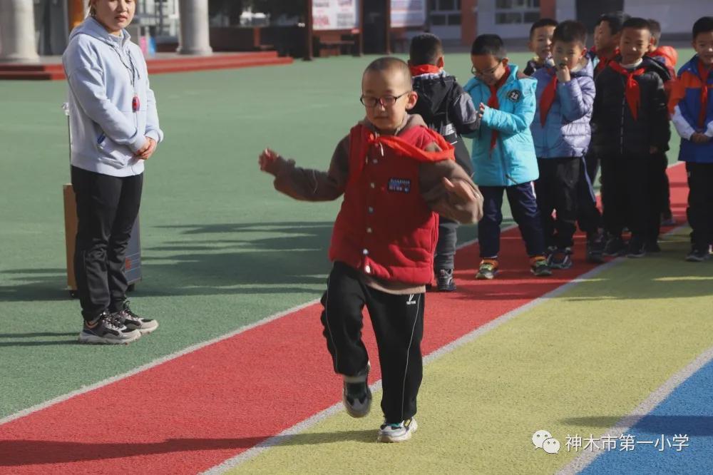 神木第一小学拔河比赛,小学体育优质课简报