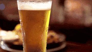 没有冰啤酒的夏日夜晚，再好吃的宵夜也会黯然失色（菲李漫画）