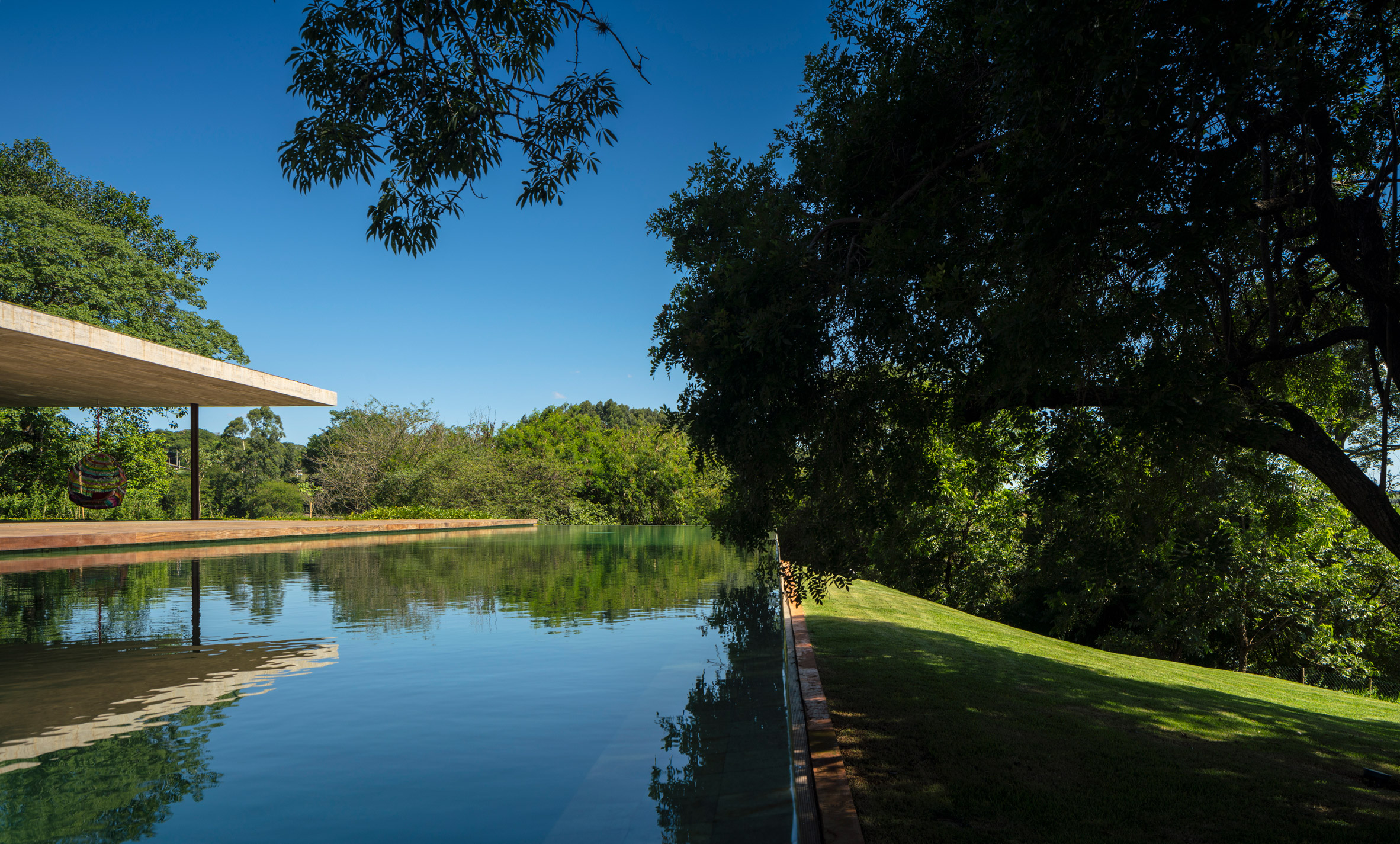 1000m²屋顶满种绿草，消隐在田园水光里的家