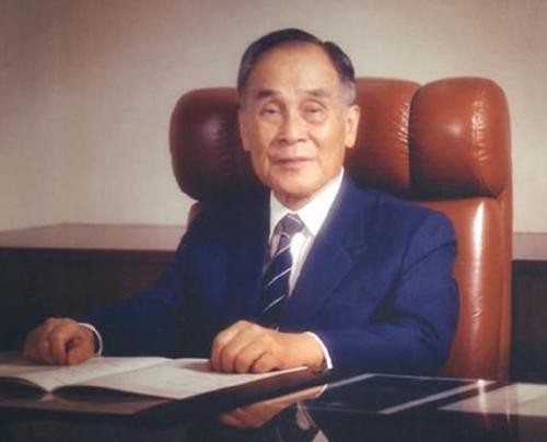 他是最穷的亿万富豪,有几十家银行,却无房无车,儿子是货车司机