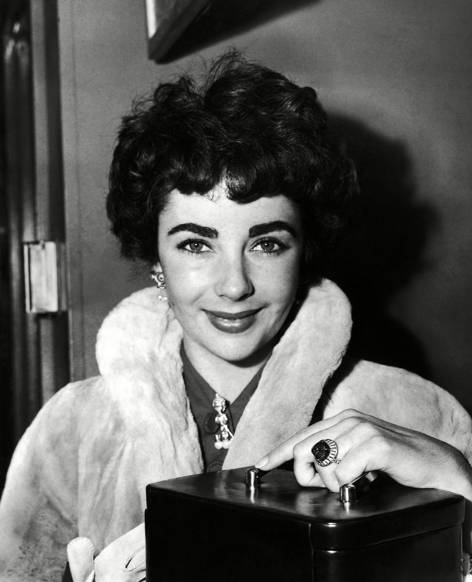 伊丽莎白女王传世戒指,伊丽莎白泰勒的珠宝留给谁了