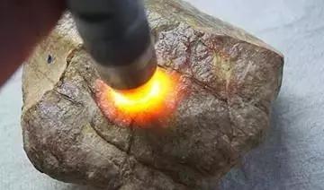 挑选翡翠手镯时会踏进哪些误区,怎样挑选翡翠原石赌石