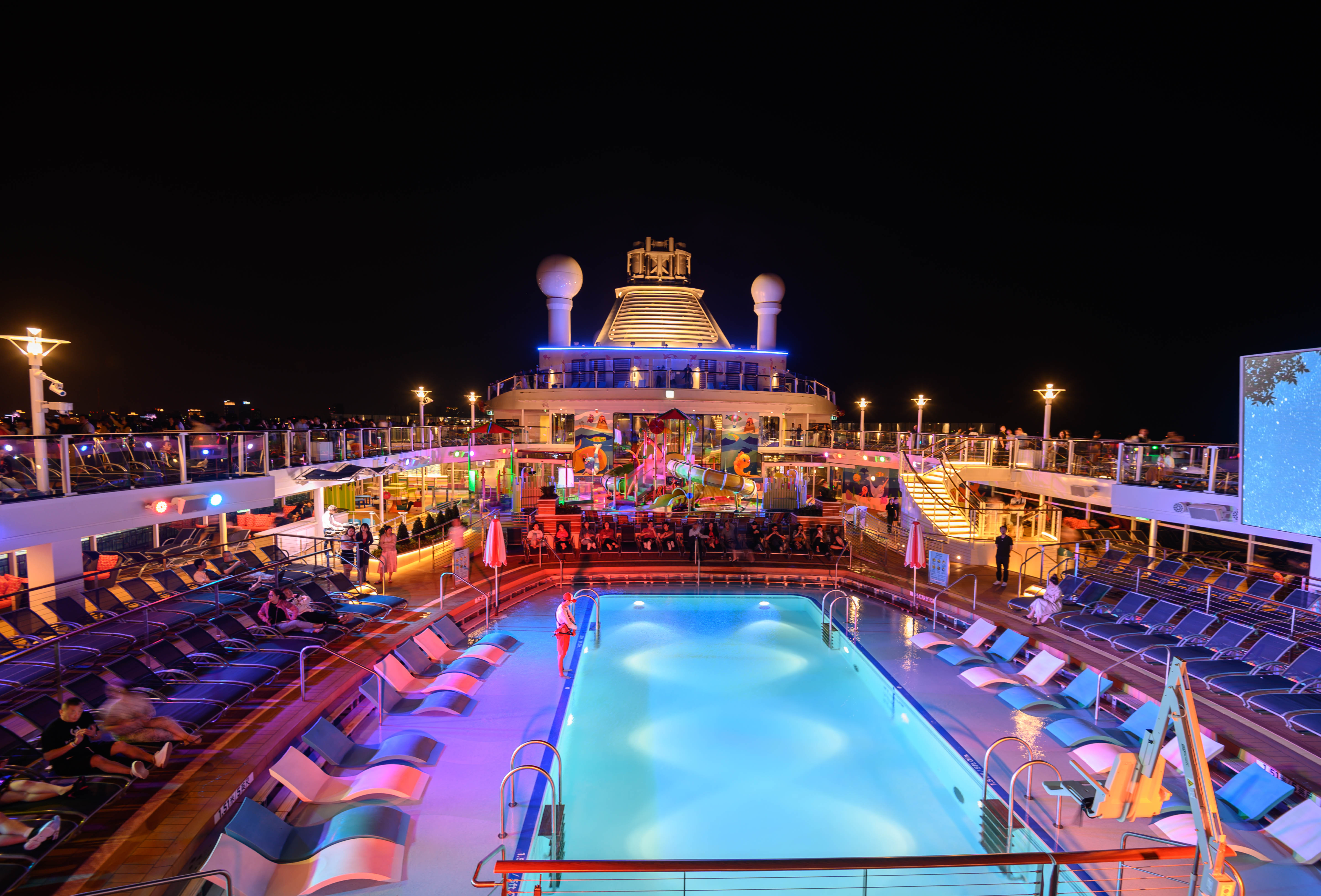 世界第一艘豪华邮轮,世界最大豪华邮轮首航