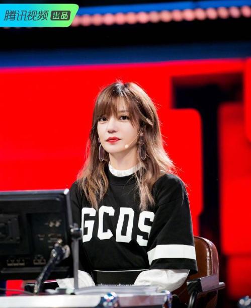 赵薇新综艺发型亮了,43岁依旧活力四射,网友看后:快回中餐厅