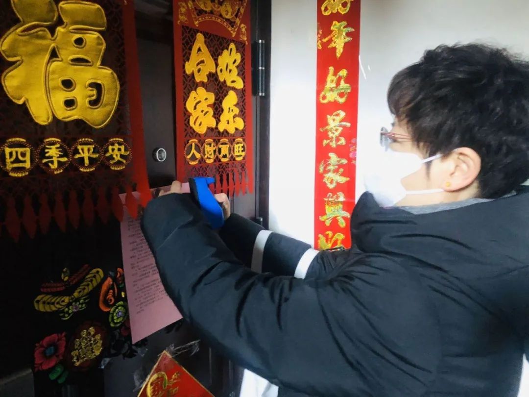 老党员率先垂范坚守疫情防控一线,党员率先垂范筑牢社区疫情防线