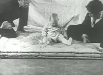 9个月宝宝恐惧实验,9个月萌娃承受了各种吓娃实验