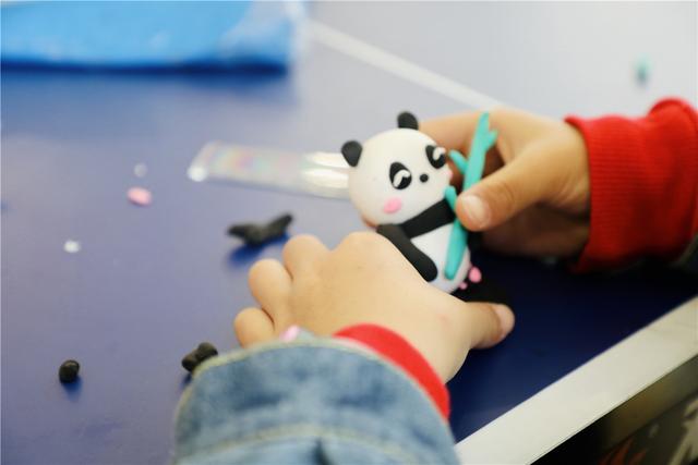 纸间流淌的社区温度——童心童画迎大运