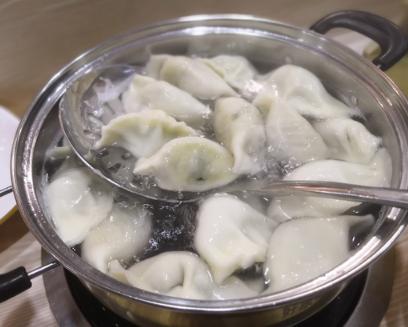 水煮饺子放什么煮才不会开口呢,煮新鲜饺子的不破皮正确方法