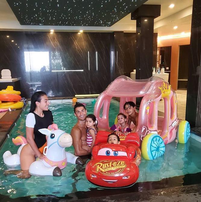 c罗为大儿子庆生,c罗为小朋友做庆祝动作