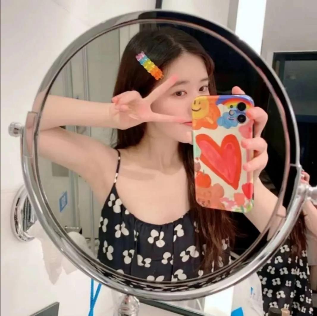 赵露思迪丽热巴闺蜜头像,一半是鞠婧祎一半是赵露思头像