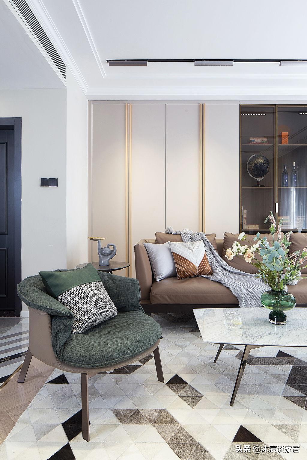 她将全屋吊顶拉平，衣柜采用“二八定律”，非常时尚大气，晒一晒