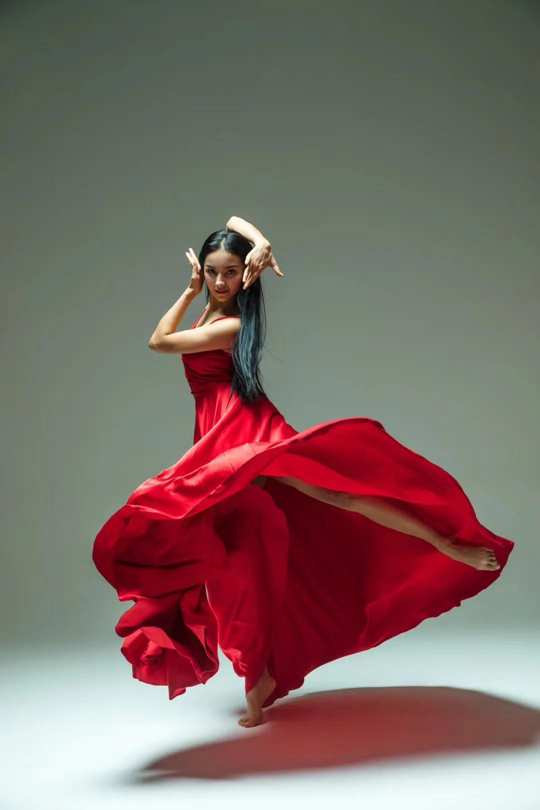 *疆新**“杨丽萍”古丽迪娅尔