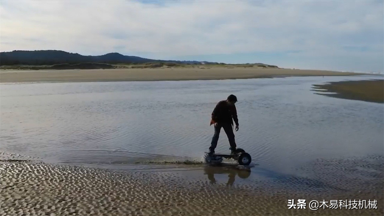 外国小哥滑板,老外履带滑板车