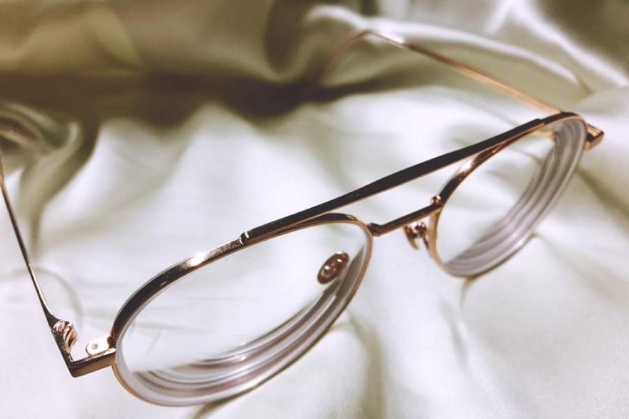 如何正确擦洗眼镜片使镜片不伤害,眼镜片怎么护理不会花