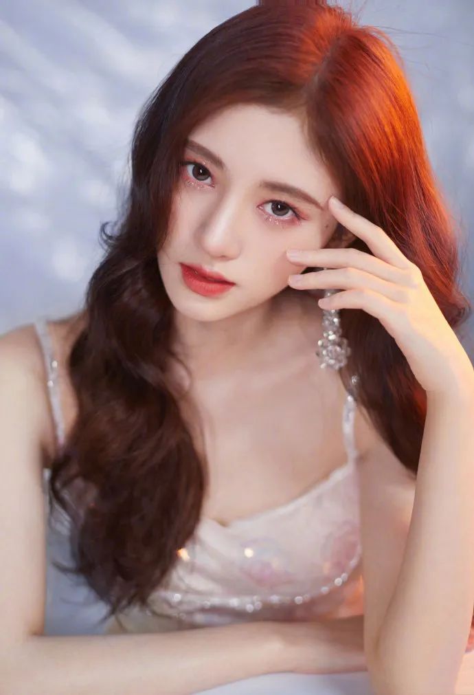 肤色暗沉的女生适合穿什么色彩,肤色偏黑女孩适合用什么色号口红