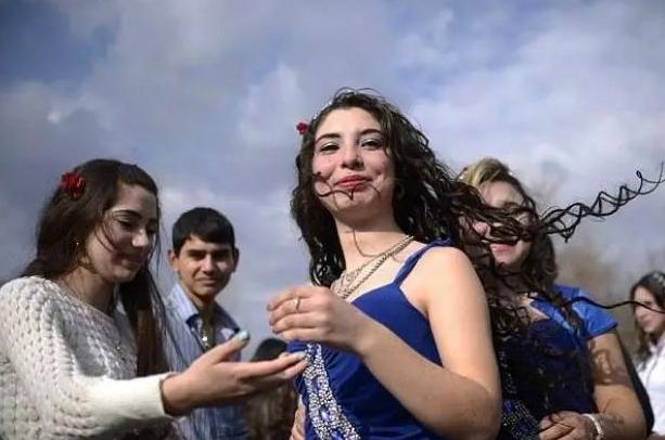 保加利亚的“新娘市场”，女孩被“明码标价”，不满意可“退货”