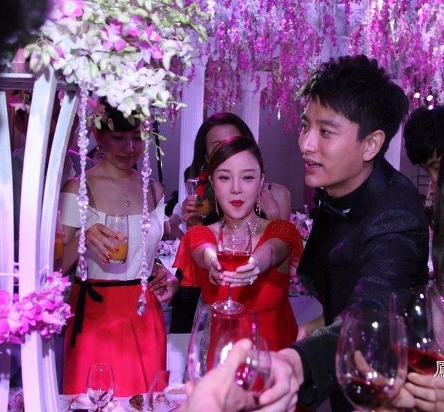 杨幂大婚显女神范,杨幂婚礼的中式小礼服