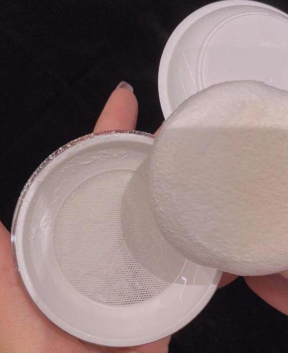 为啥刚上完粉底液过一会就特别黄,为什么刚涂粉底液就觉得浮粉