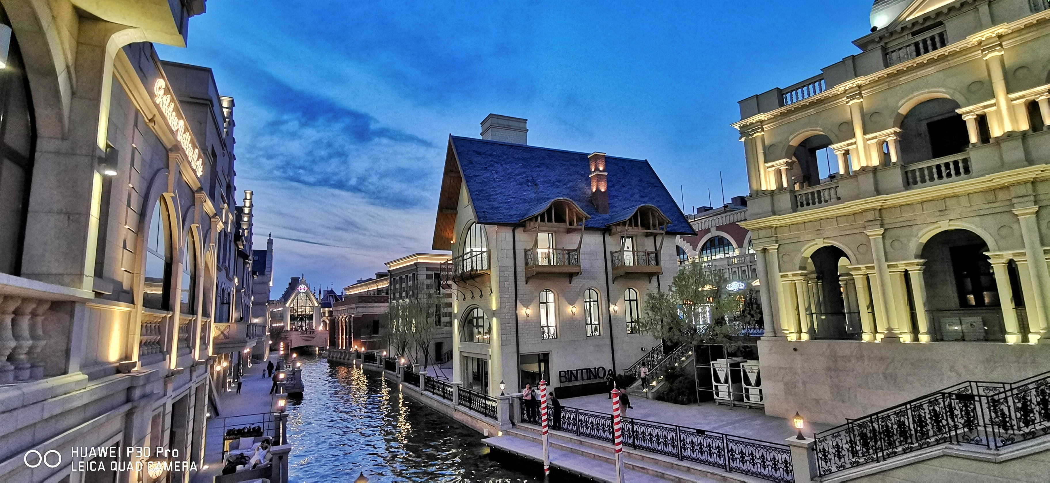 藏在百年工厂里的酒店，价格不到两百，含早，还送智利红酒