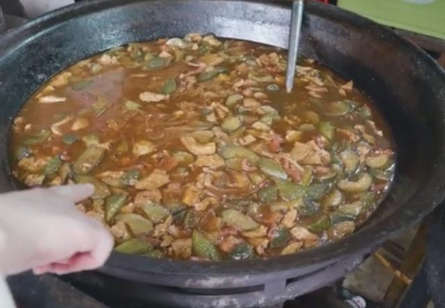 河南大哥闯江湖，大锅700斤，交10元吃到饱，红烧鸡大碗装