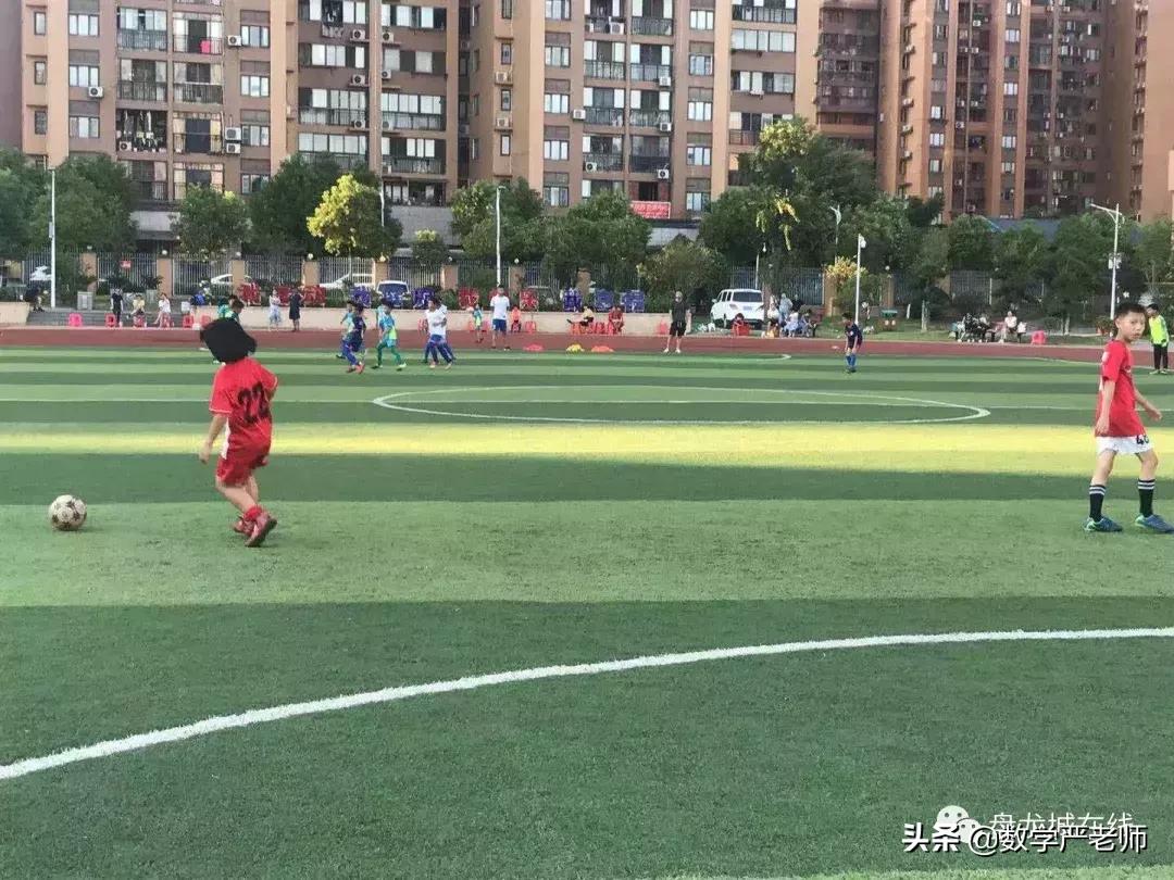 “热”情“五”射，为球而“狂”盘龙三小校园足球友谊赛开“踢”