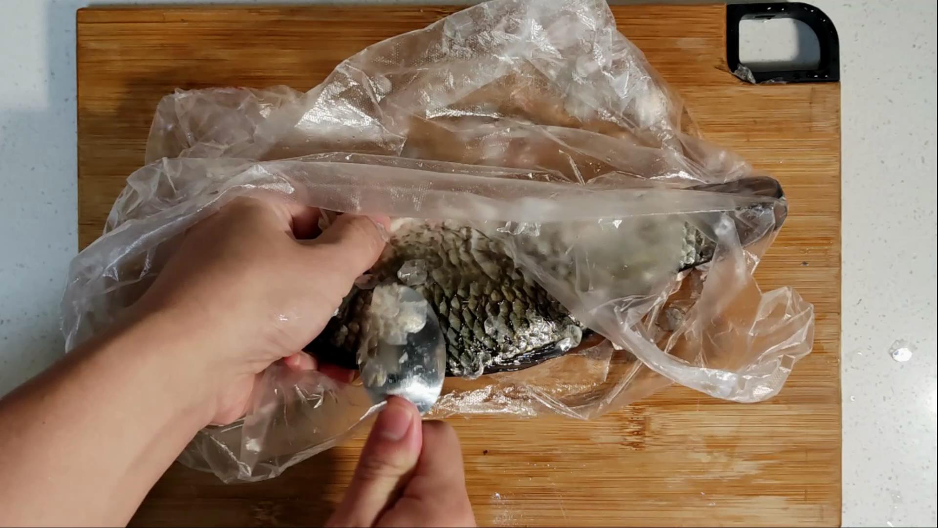 23年一级大厨分享鱼去鳞妙招，1个塑料袋，鱼鳞不飞溅不粘案板