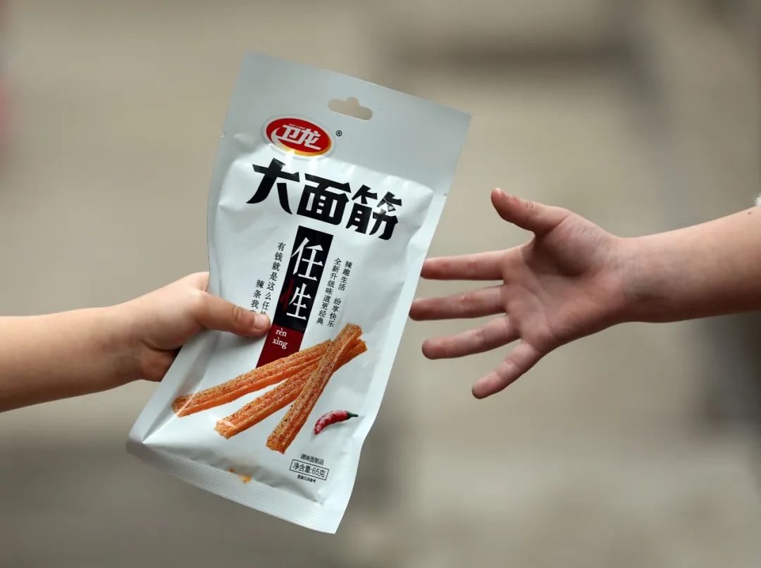 卖辣条成富翁的电影,卖辣条年入500亿