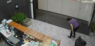 视频拍下电瓶车爆燃全过程,电动车充电2分钟爆燃10余次