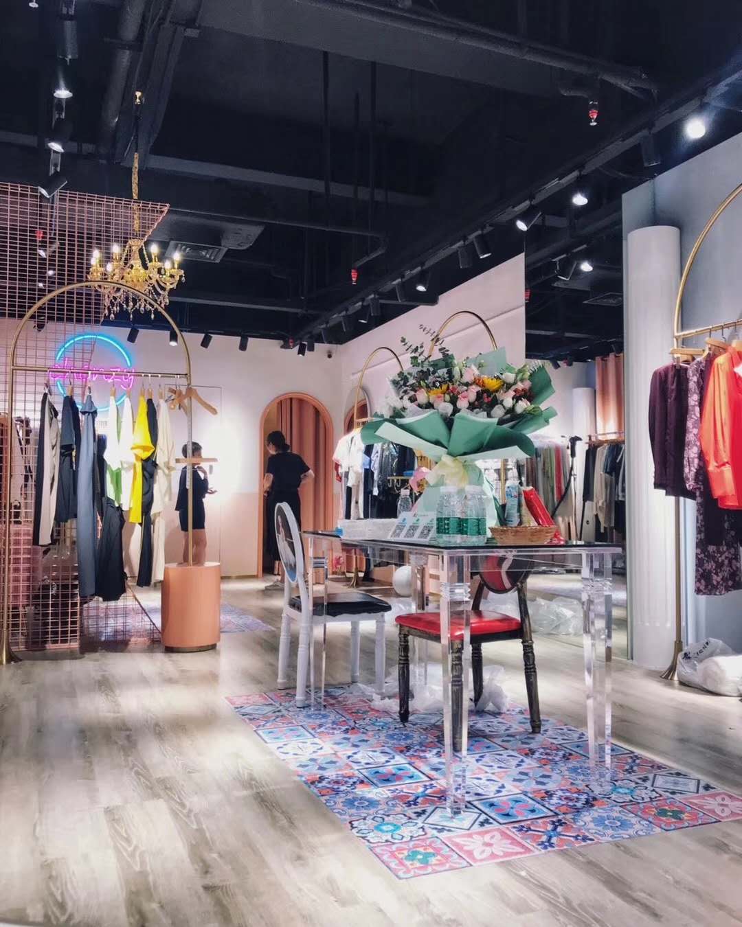 深圳南油金晖原创高端女装直播,深圳南油金晖原创女装价格