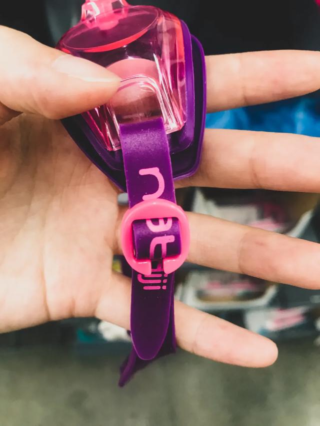 带娃游泳必须戴泳镜吗,儿童学游泳适合戴大框泳镜吗