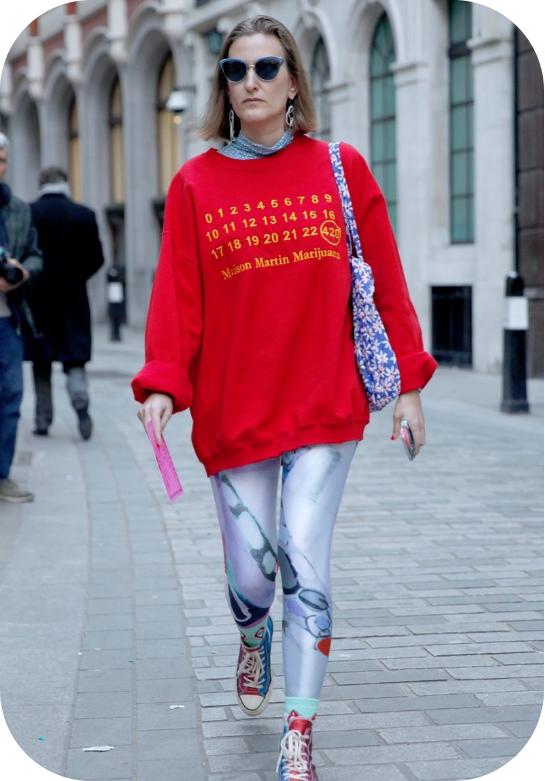 今年流行的新款卫衣怎么穿,复古西装里穿什么卫衣