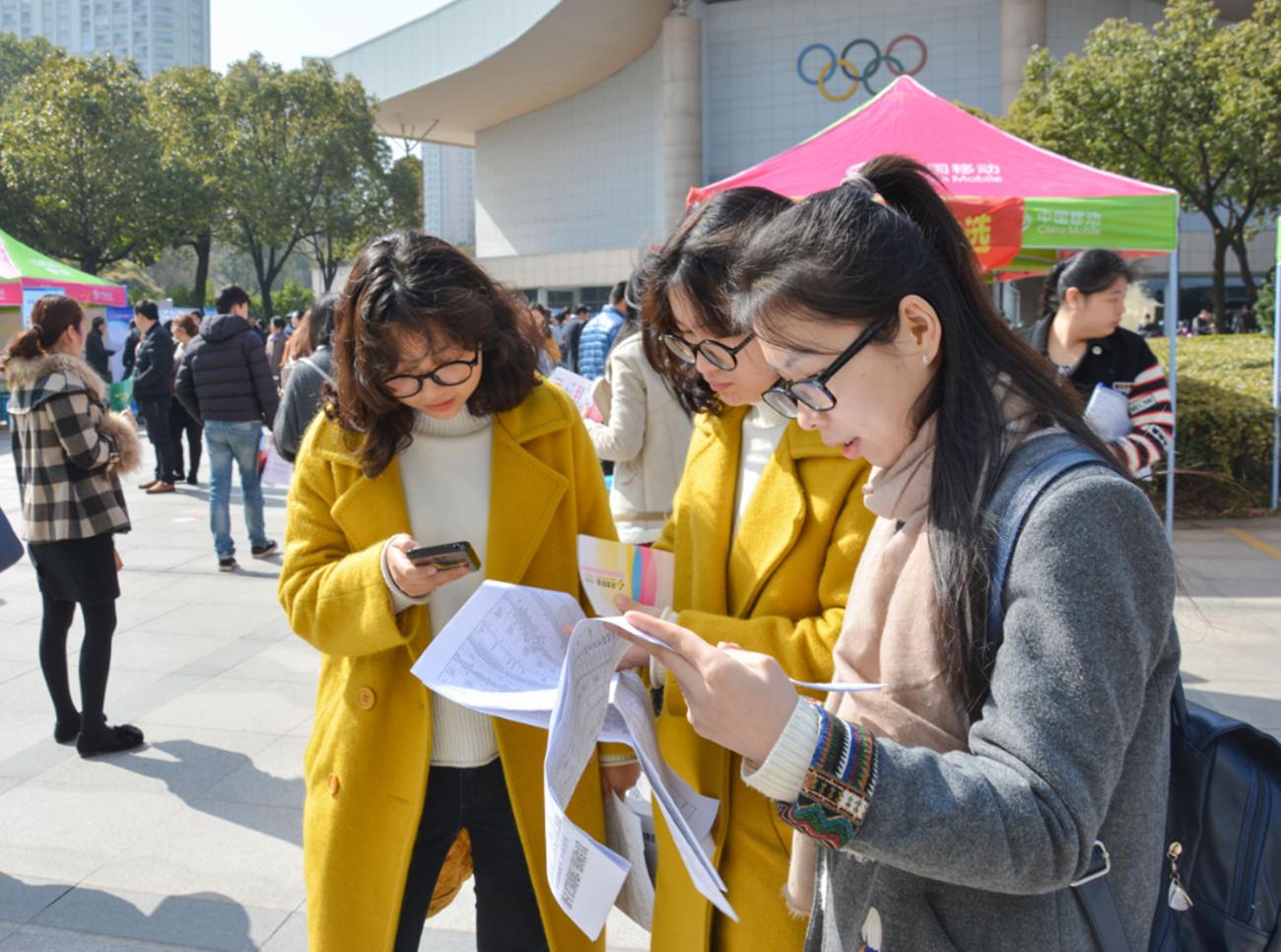 本科生与专科生哪个更容易就业,专科学历真的有那么难就业吗