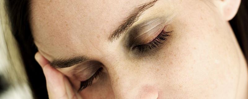 皮肤黑适合用什么样的遮瑕膏,肤色不均匀用遮暇膏还是遮瑕液