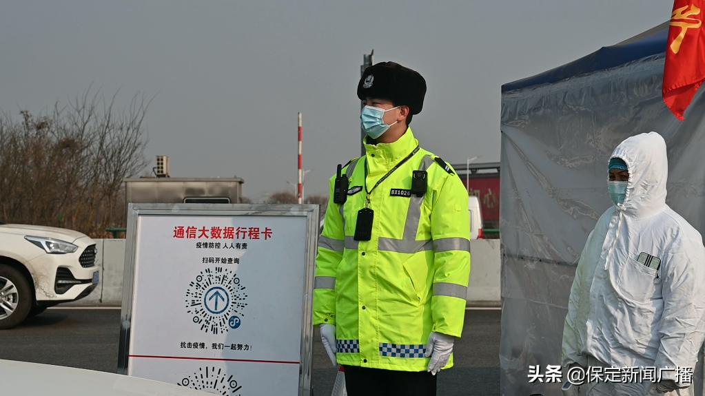 褪去这身警服，他是一个孩子；穿上这身警服，他是一个战士！