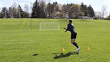 足球临门一脚训练,足球训练中怎么提高头球防守