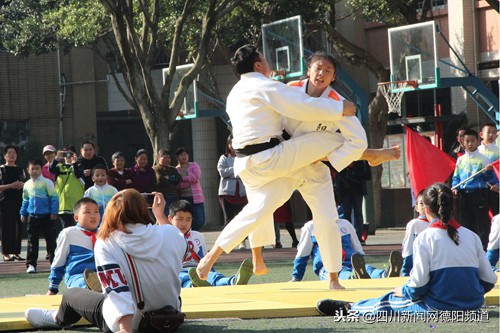 寰烽槼灏戝効浣撹偛,寰烽槼鍎跨瀹ゅ唴杩愬姩