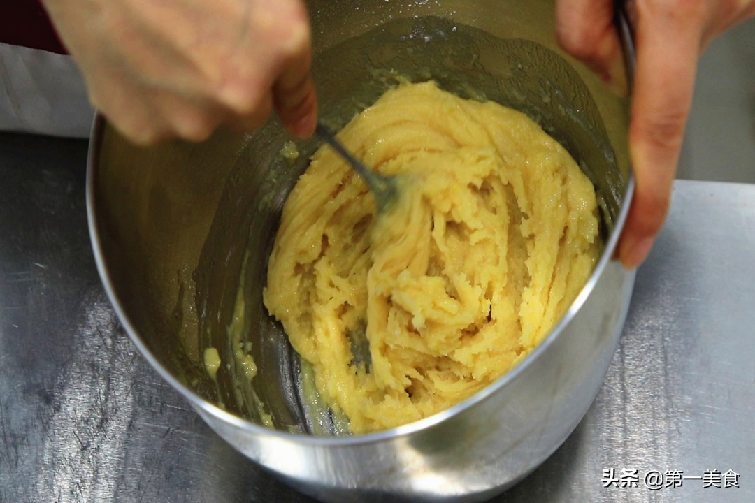 一碗面粉三个鸡蛋做糕点,一个鸡蛋半斤面粉做饼干