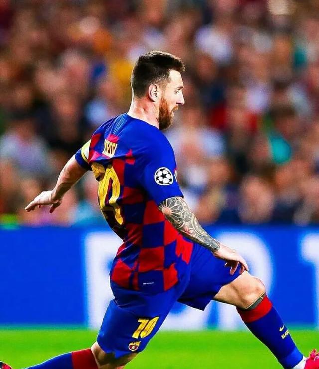 梅西眼里只有球,梅西的眼里看着足球可爱一面