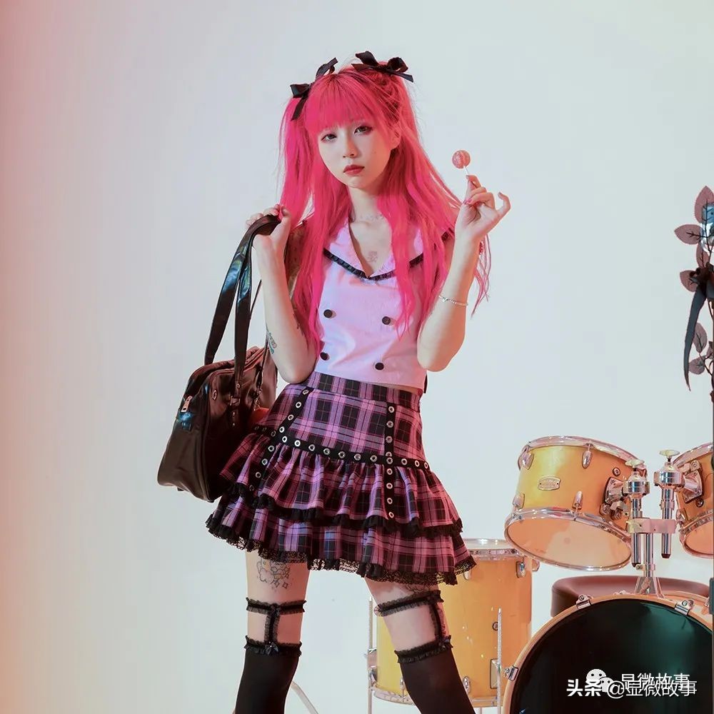 冰山耳坠、刀锋Lolita、猴王男潮：年轻人重新定义快时尚