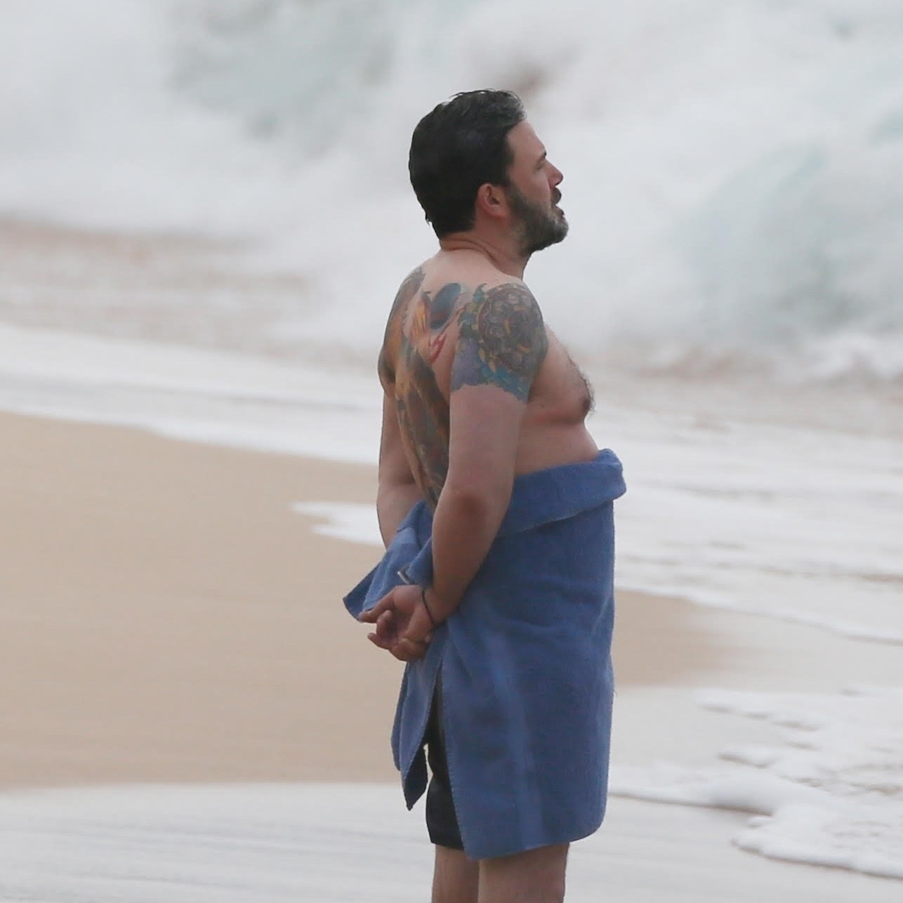 亲密热吻!好莱坞男神和电臀天后分手17年,复合1月超激情