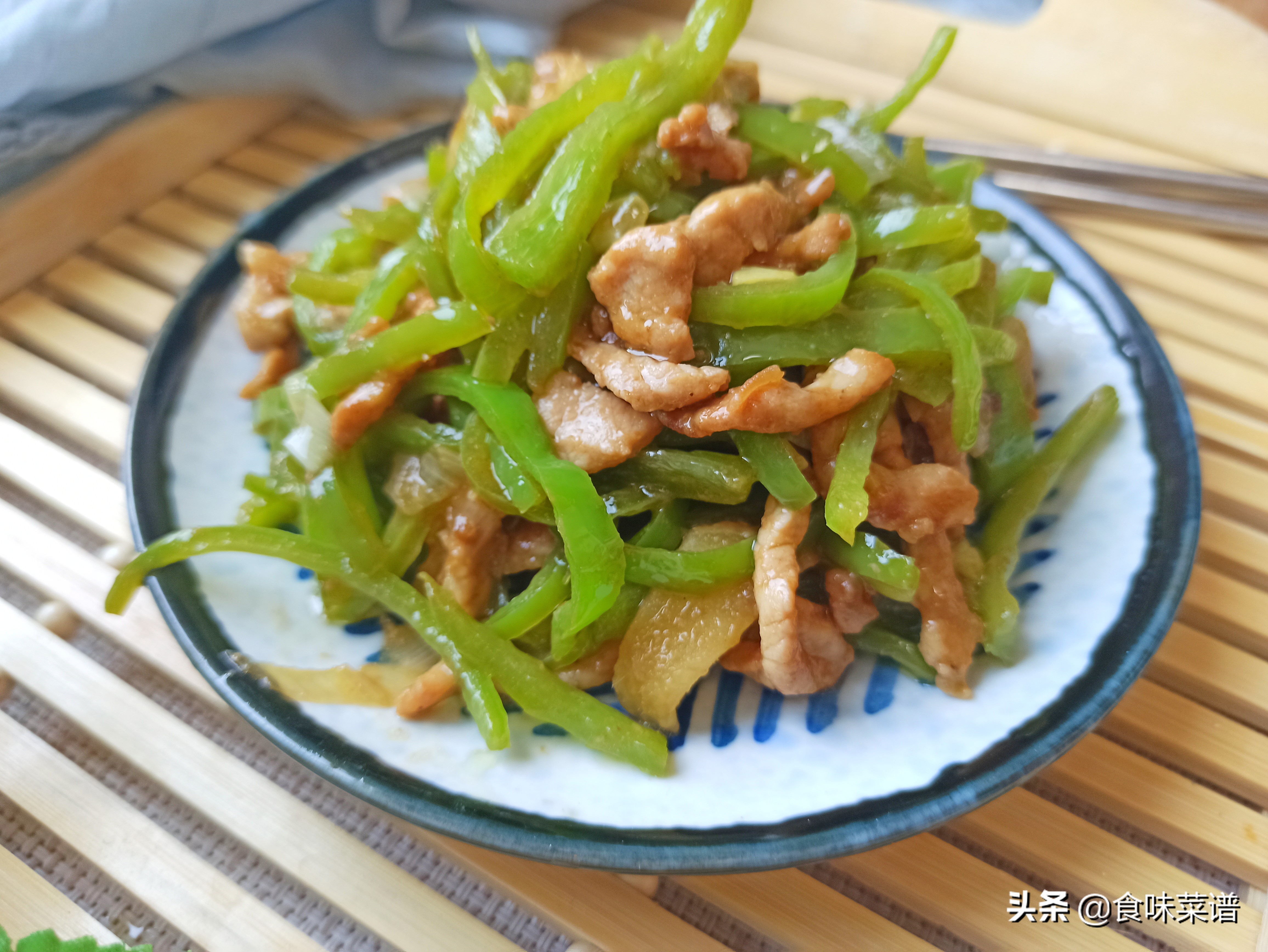 青椒炒肉丝肉丝已经熟,青椒肉丝下油锅