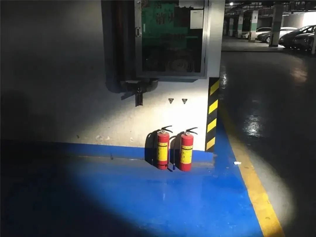 熊孩子玩灭火器被家长教训,熊孩子把灭火器玩爆炸