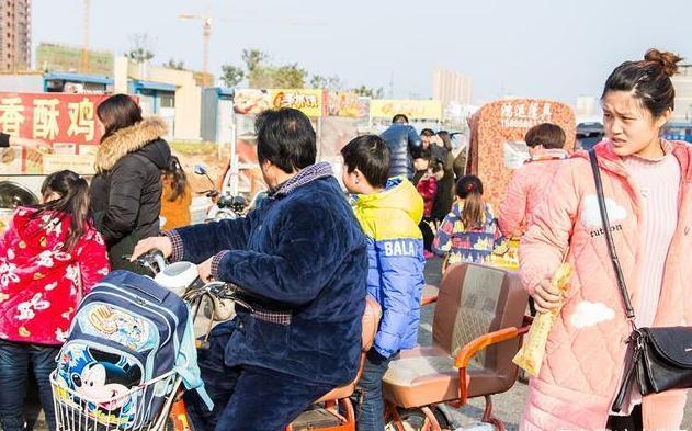 穿睡衣接娃被孩子嫌弃了,妈妈穿睡衣接儿子被嫌弃