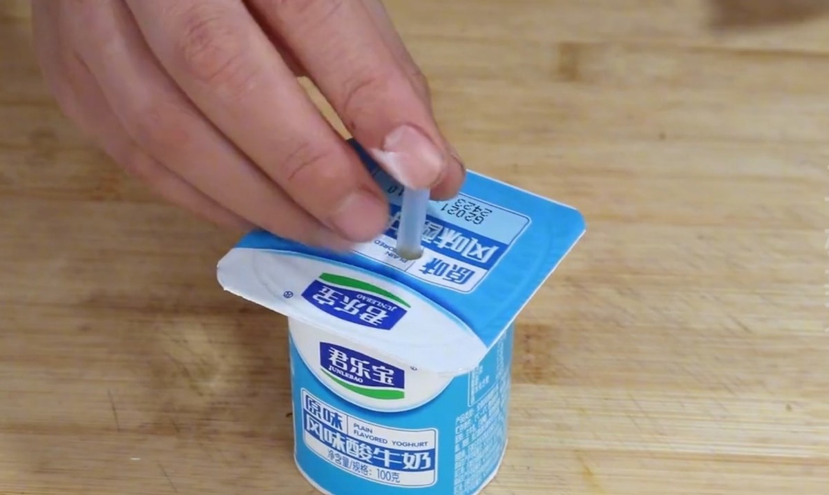 今天才知道酸奶盒上有个小机关,酸奶吸管的小妙招