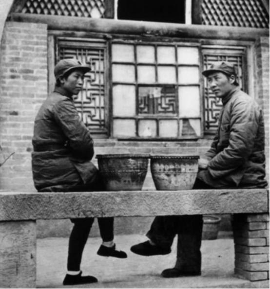 79年，*子珍贺**坐车路过*安门天**，看到毛主席挂像时直起身：开得慢点