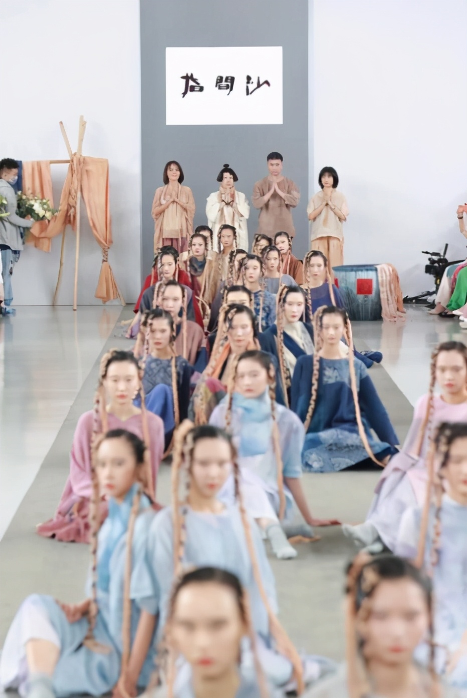 娜主编看秀 | 指间沙：繁华三千，一念光明