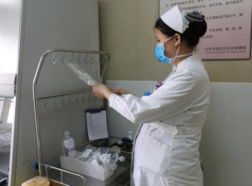 向光荣的劳动妇女致敬,向妇幼致敬的女职工