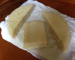 朋友送我一袋粘米粉,和萝卜一起做成糕点,早上煎几块,香!