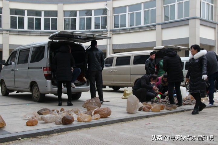 摸黑赶水晶原料交易早市去晚一晚人影都找着了